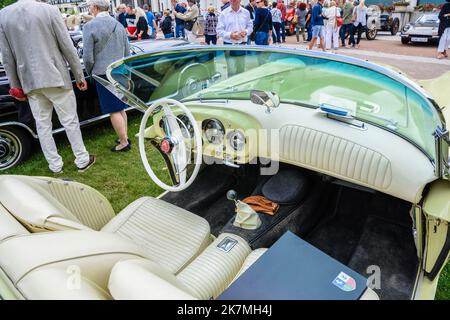 BADEN BADEN, ALLEMAGNE - JUILLET 2019: Intérieur en cuir blanc de beige KAISER DARRIN cabrio roadster 1954, réunion oldtimer à Kurpark. Banque D'Images