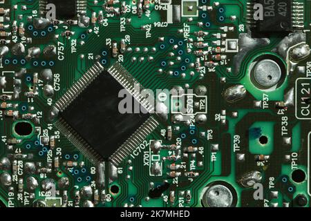 Circuit imprimé vert, vue de dessus avec micropuce et condensateurs, gros plan Banque D'Images
