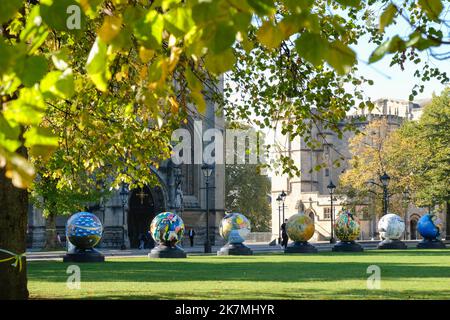 Bristol, Royaume-Uni. 18th octobre 2022. Lors d'une journée ensoleillée à Bristol, au milieu des arbres d'automne, le sentier artistique repensé de Globes of the World a été rassemblé sur College Green. World Reimaginée est un programme d'apprentissage pour éduquer les jeunes sur l'injustice raciale, les Globes resteront sur le vert d'université tout au long du reste du mois de l'histoire des Noirs. Crédit : JMF News/Alay Live News Banque D'Images