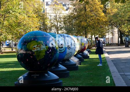 Bristol, Royaume-Uni. 18th octobre 2022. Lors d'une journée ensoleillée à Bristol, au milieu des arbres d'automne, le sentier artistique repensé de Globes of the World a été rassemblé sur College Green. World Reimaginée est un programme d'apprentissage pour éduquer les jeunes sur l'injustice raciale, les Globes resteront sur le vert d'université tout au long du reste du mois de l'histoire des Noirs. Crédit : JMF News/Alay Live News Banque D'Images