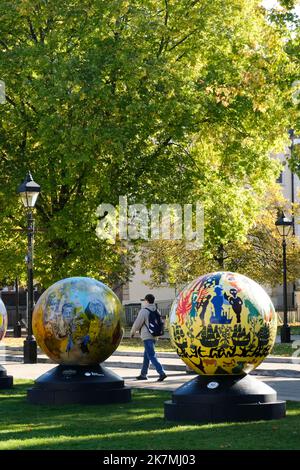 Bristol, Royaume-Uni. 18th octobre 2022. Lors d'une journée ensoleillée à Bristol, au milieu des arbres d'automne, le sentier artistique repensé de Globes of the World a été rassemblé sur College Green. World Reimaginée est un programme d'apprentissage pour éduquer les jeunes sur l'injustice raciale, les Globes resteront sur le vert d'université tout au long du reste du mois de l'histoire des Noirs. Crédit : JMF News/Alay Live News Banque D'Images