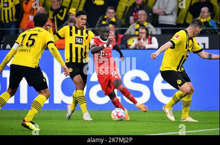 Bundesliga, signal Iduna Park Dortmund: Borussia Dortmund vs FC Bayern Munich; Sadio Mané, Jude Bellingham Banque D'Images