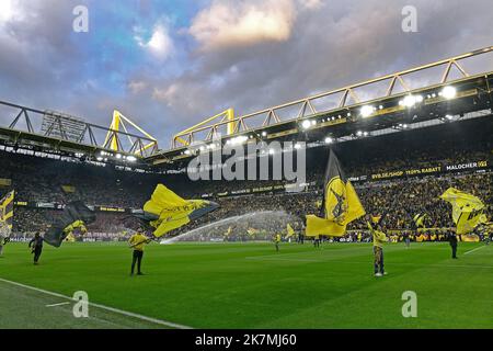 Bundesliga, signal Iduna Park Dortmund: Borussia Dortmund vs FC Bayern Munich; drapeaux ondulés au signal Iduna Park, Westfalenstadion Banque D'Images