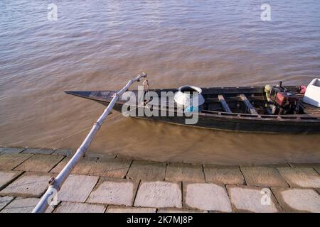 Paysage magnifique vue sur les bateaux de pêche en bois sur la rive de la rivière Padma au Bangladesh Banque D'Images