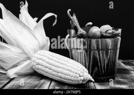 Saveur mexicaine. Légumes mexicains. Piments et tomates cerises dans un seau en bois. Corn Banque D'Images