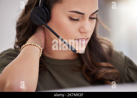 Ses appels ont été lancés pendant trop longtemps. un jeune agent de centre d'appels qui cherche à se stresser lorsqu'il travaille dans un bureau. Banque D'Images