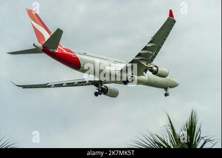 Qantas Airbus A330-202 sur l'approche finale de l'aéroport Changi de Singapour Banque D'Images