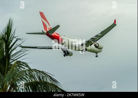 Qantas Airbus A330-202 sur l'approche finale de l'aéroport Changi de Singapour Banque D'Images