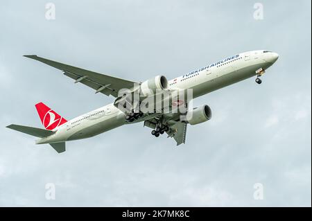 Turkish Airlines Boeing 777-3F2ER sur l'approche finale de l'aéroport Changi de Singapour Banque D'Images