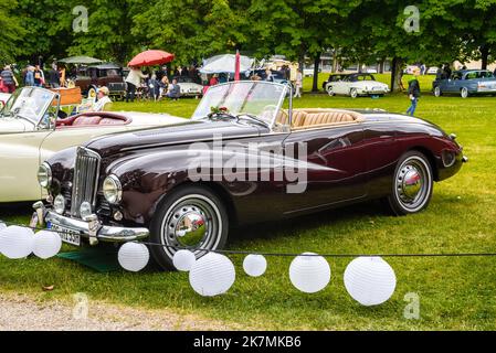 BADEN BADEN, ALLEMAGNE - JUILLET 2019: SUNBEAM-TALBOT noir brun foncé 90 MkII MK2 cabrio roadster 1950 1952, réunion oldtimer à Kurpark. Banque D'Images