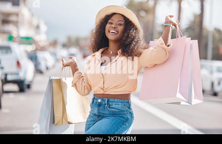 Femme noire de mode avec des sacs de shopping en ville ou heureux avec la vente, rabais ou de luxe de marques de vente au détail de vêtements. Client souriant, produits boutique Banque D'Images