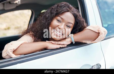 Road trip, Black Woman voyage et voiture fenêtre se détendre, liberté et vacances d'été, aventure en plein air ou pause. Portrait bonne jeune fille africaine au volant Banque D'Images