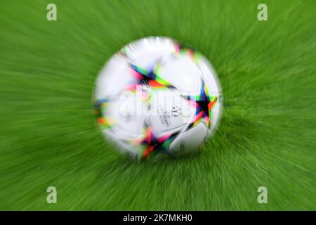 Champions League, signal Iduna Park Dortmund: Borussia Dortmund vs FC Sevilla; officiel Adidas Matchball Champions League Banque D'Images