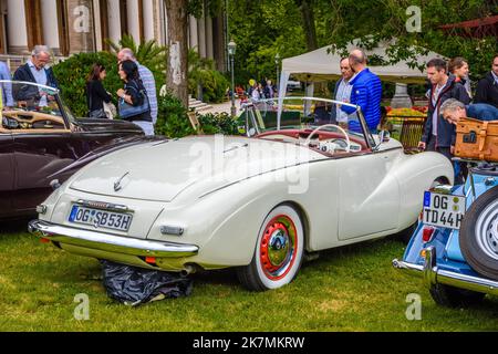 BADEN BADEN, ALLEMAGNE - JUILLET 2019: Blanc beige SUNBEAM-TALBOT 90 MkII MK2 cabrio roadster 1950 1952, réunion oldtimer à Kurpark. Banque D'Images