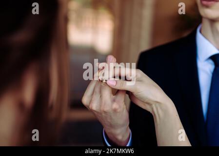 Anneaux de change de mariée et de marié au mariage. Les amoureux se mettent les uns sur les autres les anneaux sur les doigts. Banque D'Images