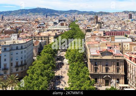 BARCELONE, ESPAGNE - 13 MAI 2017 : il s'agit d'une vue aérienne du célèbre boulevard des Ramblas. Banque D'Images