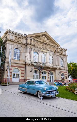 BADEN BADEN, ALLEMAGNE - JUILLET 2019: Bleu blanc CHEVROLET bel AIR sport coupé 1953, oldtimer réunion à Kurpark. Banque D'Images