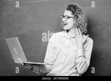 Technologie numérique. Profession moderne. ÉTUDIANT STEM. École en ligne. Informatique et programmation. Cours en ligne d'enseignement. Étudier en ligne. Enseignant Banque D'Images