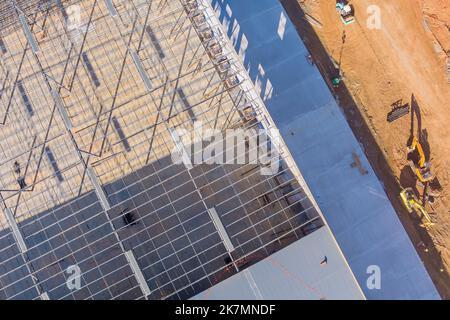 Dans les entrepôts de construction sur le chantier de construction il y a un cadre en acier métallique Banque D'Images