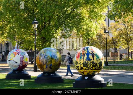 Bristol, Royaume-Uni. 18th octobre 2022. Lors d'une journée ensoleillée à Bristol, au milieu des arbres d'automne, le sentier artistique repensé de Globes of the World a été rassemblé sur College Green. World Reimaginée est un programme d'apprentissage pour éduquer les jeunes sur l'injustice raciale, les Globes resteront sur le vert d'université tout au long du reste du mois de l'histoire des Noirs. Crédit : JMF News/Alay Live News Banque D'Images