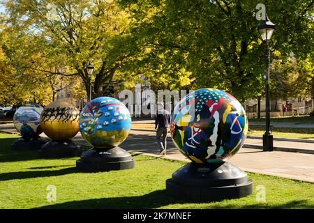 Bristol, Royaume-Uni. 18th octobre 2022. Lors d'une journée ensoleillée à Bristol, au milieu des arbres d'automne, le sentier artistique repensé de Globes of the World a été rassemblé sur College Green. World Reimaginée est un programme d'apprentissage pour éduquer les jeunes sur l'injustice raciale, les Globes resteront sur le vert d'université tout au long du reste du mois de l'histoire des Noirs. Crédit : JMF News/Alay Live News Banque D'Images