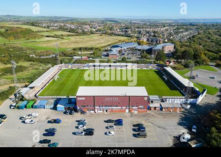 Weymouth, Dorset, Royaume-Uni. 18th octobre 2022. Vue générale depuis les airs du stade Bob Lucas à Weymouth à Dorset, stade du club de football de Weymouth. Weymouth a été tiré à la maison avec l'EFL League 2 club AFC Wimbledon dans le Round 1st de l'Emirates FA Cup. Ils ont atteint le premier tour il y a 15 ans. L'équipe joue actuellement dans la Ligue nationale Sud. Crédit photo : Graham Hunt/Alamy Live News Banque D'Images