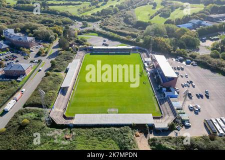 Weymouth, Dorset, Royaume-Uni. 18th octobre 2022. Vue générale depuis les airs du stade Bob Lucas à Weymouth à Dorset, stade du club de football de Weymouth. Weymouth a été tiré à la maison avec l'EFL League 2 club AFC Wimbledon dans le Round 1st de l'Emirates FA Cup. Ils ont atteint le premier tour il y a 15 ans. L'équipe joue actuellement dans la Ligue nationale Sud. Crédit photo : Graham Hunt/Alamy Live News Banque D'Images