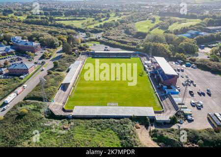 Weymouth, Dorset, Royaume-Uni. 18th octobre 2022. Vue générale depuis les airs du stade Bob Lucas à Weymouth à Dorset, stade du club de football de Weymouth. Weymouth a été tiré à la maison avec l'EFL League 2 club AFC Wimbledon dans le Round 1st de l'Emirates FA Cup. Ils ont atteint le premier tour il y a 15 ans. L'équipe joue actuellement dans la Ligue nationale Sud. Crédit photo : Graham Hunt/Alamy Live News Banque D'Images