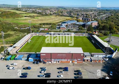 Weymouth, Dorset, Royaume-Uni. 18th octobre 2022. Vue générale depuis les airs du stade Bob Lucas à Weymouth à Dorset, stade du club de football de Weymouth. Weymouth a été tiré à la maison avec l'EFL League 2 club AFC Wimbledon dans le Round 1st de l'Emirates FA Cup. Ils ont atteint le premier tour il y a 15 ans. L'équipe joue actuellement dans la Ligue nationale Sud. Crédit photo : Graham Hunt/Alamy Live News Banque D'Images