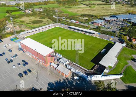 Weymouth, Dorset, Royaume-Uni. 18th octobre 2022. Vue générale depuis les airs du stade Bob Lucas à Weymouth à Dorset, stade du club de football de Weymouth. Weymouth a été tiré à la maison avec l'EFL League 2 club AFC Wimbledon dans le Round 1st de l'Emirates FA Cup. Ils ont atteint le premier tour il y a 15 ans. L'équipe joue actuellement dans la Ligue nationale Sud. Crédit photo : Graham Hunt/Alamy Live News Banque D'Images