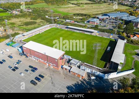 Weymouth, Dorset, Royaume-Uni. 18th octobre 2022. Vue générale depuis les airs du stade Bob Lucas à Weymouth à Dorset, stade du club de football de Weymouth. Weymouth a été tiré à la maison avec l'EFL League 2 club AFC Wimbledon dans le Round 1st de l'Emirates FA Cup. Ils ont atteint le premier tour il y a 15 ans. L'équipe joue actuellement dans la Ligue nationale Sud. Crédit photo : Graham Hunt/Alamy Live News Banque D'Images