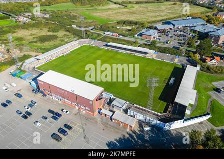 Weymouth, Dorset, Royaume-Uni. 18th octobre 2022. Vue générale depuis les airs du stade Bob Lucas à Weymouth à Dorset, stade du club de football de Weymouth. Weymouth a été tiré à la maison avec l'EFL League 2 club AFC Wimbledon dans le Round 1st de l'Emirates FA Cup. Ils ont atteint le premier tour il y a 15 ans. L'équipe joue actuellement dans la Ligue nationale Sud. Crédit photo : Graham Hunt/Alamy Live News Banque D'Images