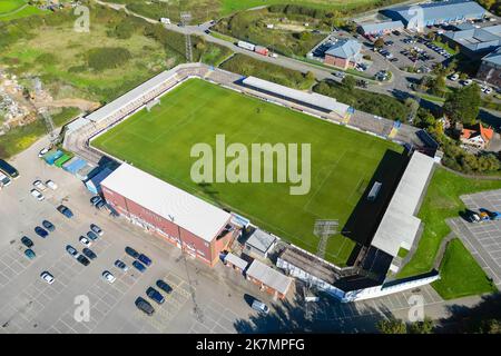 Weymouth, Dorset, Royaume-Uni. 18th octobre 2022. Vue générale depuis les airs du stade Bob Lucas à Weymouth à Dorset, stade du club de football de Weymouth. Weymouth a été tiré à la maison avec l'EFL League 2 club AFC Wimbledon dans le Round 1st de l'Emirates FA Cup. Ils ont atteint le premier tour il y a 15 ans. L'équipe joue actuellement dans la Ligue nationale Sud. Crédit photo : Graham Hunt/Alamy Live News Banque D'Images