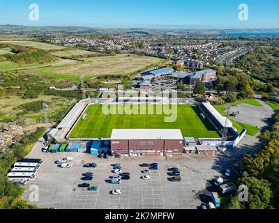 Weymouth, Dorset, Royaume-Uni. 18th octobre 2022. Vue générale depuis les airs du stade Bob Lucas à Weymouth à Dorset, stade du club de football de Weymouth. Weymouth a été tiré à la maison avec l'EFL League 2 club AFC Wimbledon dans le Round 1st de l'Emirates FA Cup. Ils ont atteint le premier tour il y a 15 ans. L'équipe joue actuellement dans la Ligue nationale Sud. Crédit photo : Graham Hunt/Alamy Live News Banque D'Images