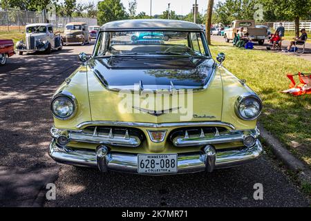 Falcon Heights, MN - 19 juin 2022 : vue de face d'une berline Dodge Custom Royal Lancer 4 portes 1956 à un salon de voiture local. Banque D'Images