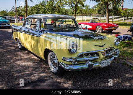 Falcon Heights, MN - 19 juin 2022 : vue d'angle avant à haute perspective d'une berline Dodge Custom Royal lancer 4 portes 1956 lors d'un salon de voiture local. Banque D'Images