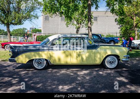 Falcon Heights, MN - 19 juin 2022 : vue latérale haute perspective d'une berline Dodge Custom Royal Lancer 4 portes 1956 à l'occasion d'un salon de voiture local. Banque D'Images