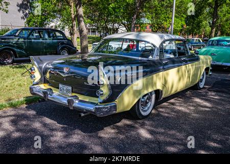 Falcon Heights, MN - 19 juin 2022 : vue d'angle arrière haute perspective d'une berline Dodge Custom Royal lancer 4 portes 1956 lors d'un salon de voiture local. Banque D'Images