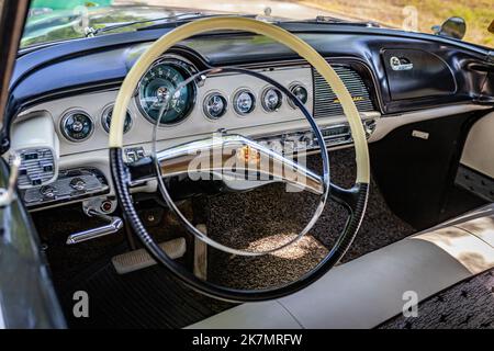 Falcon Heights, MN - 19 juin 2022 : vue intérieure détaillée d'une berline Dodge Custom Royal Lancer 4 portes 1956 lors d'un salon automobile local. Banque D'Images