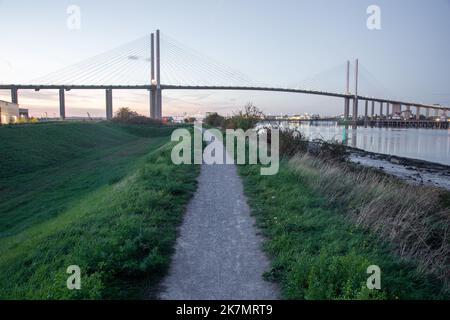 Vue sur le pont Queen Elizabeth II depuis le bord de la rivière Greenhithe, Dartford, Royaume-Uni Banque D'Images