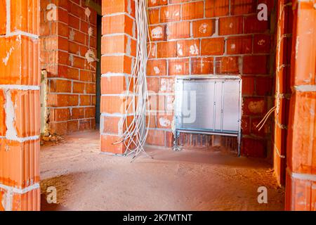 Un faisceau de câbles divers est suspendu au plafond, nouveau système de distribution vide monté pour le chauffage central dans un bâtiment résidentiel sous le con Banque D'Images