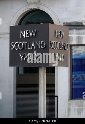 Le célèbre panneau tournant New Scotland Yard devant le siège de la police métropolitaine Banque D'Images