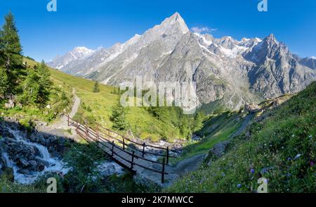 Le massif des Grands Jorasses de la vallée du Val Ferret en Italie - Trekking Mont blanc. Banque D'Images