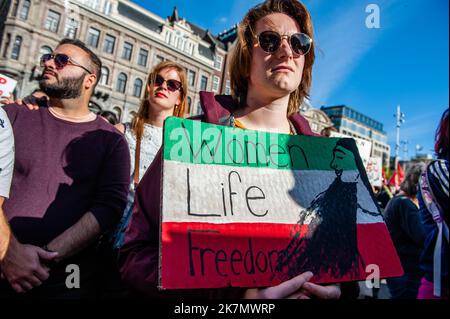 On voit une femme portant un écriteau avec les trois mots qui sont devenus l'emblème de ces manifestations. Parce qu'aujourd'hui marque un mois depuis la mort en garde à vue de Mahsa Amini, Les diasporas kurdes, iraniennes et afghanes ont appelé à un rassemblement dans le centre-ville pour protester contre le régime islamique et contre l'oppression générale des femmes. En Iran, les manifestations se poursuivent, malgré une répression brutale de la part des autorités, que les Iraniens affirment avoir fait plus de 200 morts dans le dossier de la justice et des droits de l'homme. (Photo par un Banque D'Images