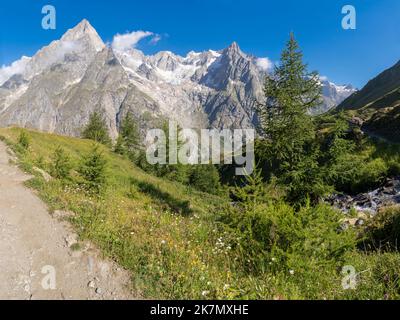 Le massif des Grands Jorasses de la vallée du Val Ferret en Italie - Trekking Mont blanc. Banque D'Images