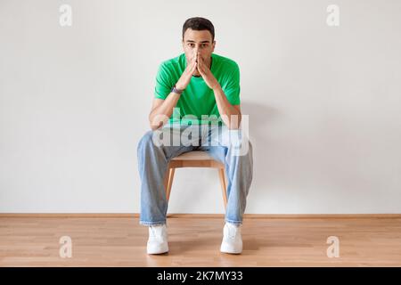 Émotions négatives. Jeune arabe avec une expression faciale réfléchie, se sentant triste, souffrant de dépression Banque D'Images