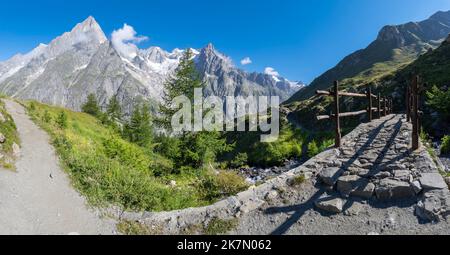 Le massif des Grands Jorasses de la vallée du Val Ferret en Italie - Trekking Mont Blank. Banque D'Images
