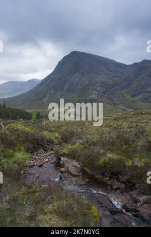 Le magnifique escalier du diable avec une flaque sur la West Highland Way en Écosse Banque D'Images