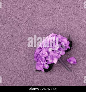 Carte de voeux à fleurs minimalistes avec un bouquet d'hortensias violets. Banque D'Images