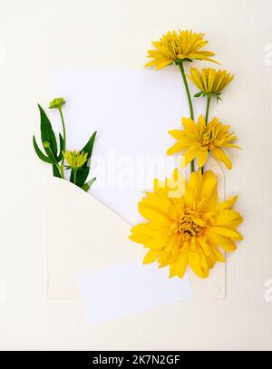 Carte de voeux à fleurs minimalistes avec bouquet de fleurs jaunes. Banque D'Images